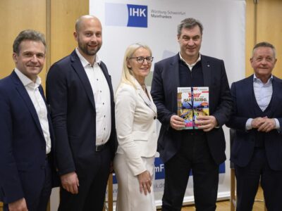 IHK-Präsidentin Caroline Trips (Mitte) begrüßte Ministerpräsident Dr. Markus Söder (2.v.r.) und BIHK-Präsident Prof. Klaus Josef Lutz (rechts) zur Jahresauftakt-Vollversammlung in Schweinfurt. Links im Bild: IHK-Vizepräsident Dr. Stefan Möhringer und IHK-Hauptgeschäftsführer Dr. Sascha Genders. Foto: Bayerische Staatskanzlei/Daniel Peter