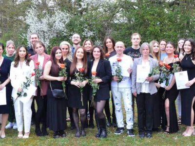 Die Absolventinnen und Absolventen der Berufsfachschule für Pflege. Foto: Julia Schüler