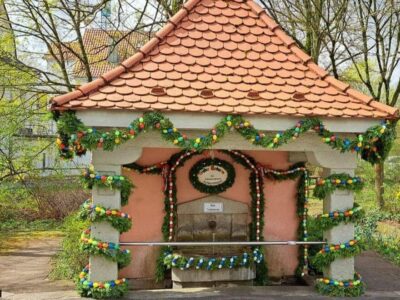Das Foto (Nina Geitz) zeigt den frisch geschmückten Brunnen.