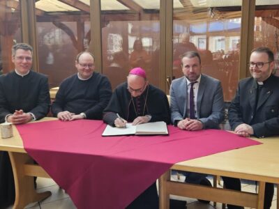Das Foto zeigt von links: Diakon Frank Menig, Pfarrer Dr. Eugen Daigeler, Bischof Dr. Fanz Jung, Bürgermeister Stefan Rottmann und Pfarrer Kai Söder. (Foto Adam Szczecina)