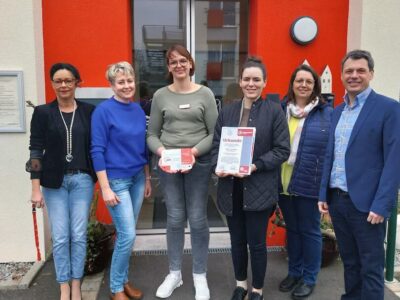 Freuen sich über die gelungene Zusammenarbeit (v. l. n. r.): Monika Müller (Leitung AWO-Seniorenzentrum Schwebheim), Ludmilla Geer (Pflegedienstleitung AWO-Tagespflege Schwebheim), Julia Friedrich (Teilnehmerin „Mensch inklusive“), Eva Hartmann (Leitung „Mensch inklusive“), Kerstin Gerhard (Inklusionsbegleiterin „Mensch inklusive“) und Dr. Volker Karb (Bürgermeister Schwebheim). Foto: Maximilian Borst