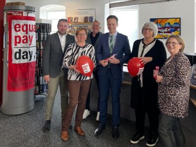 Im Bild, von links: 1. Bürgermeister Stefan Rottmann, Schonungens Gleichstellungsbeauftragte Beate Wolker, 2. Bürgermeister Jürgen Geist, Landrat Florian Töpper, Gleichstellungsbeauftragte des Landkreises Schweinfurt Ute Suckfüll und Bibliothekleitung Cornelia Walter. Foto: Jule Köblitz