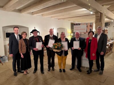 Von links: Landrat Florian Töpper und seine Stellvertreterin Bettina Bärmann mit den neuen Trägern der Ehrenurkunde des Landkreises Walter Bräutigam, Wolfgang Düringer, Margit Friedrich und Dr. Michael Wahler. Von rechts: Der weitere stellvertretende Landrat Thomas Vizl und die weitere stellvertretende Landrätin Christine Bender.