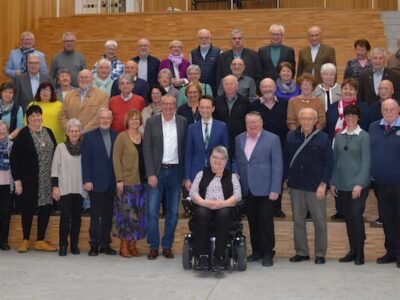 Im Bild: Rund 30 ehemalige Bürgermeisterinnen und Bürgermeister waren der Einladung von Landrat Töpper gefolgt und kamen für ihren „Stammtisch“ im neuen Berufsschulzentrum Alfons Goppel zusammen. Foto: Melina Bosbach/Landratsamt Schweinfurt