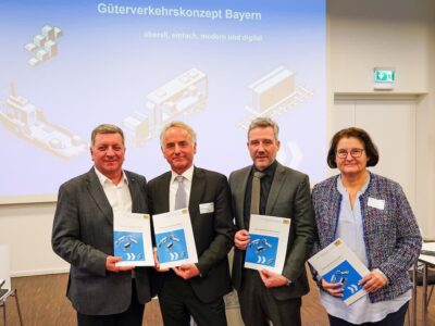 Präsentation des neuen Güterverkehrskonzepts (von links): Christian Bernreiter, Bayerischer Staatsminister für Wohnen, Bau und Verkehr, Prof. Dr. Ulrich Müller-Steinfahrt vom Institut für Angewandte Logistik der THWS, Stefan Doppelhammer vom Landesverband Bayerischer Transport- und Logistikunternehmen und Sabine Lehmann vom Landesverband Bayerischer Spediteure (Foto: StMB/Winszczyk)