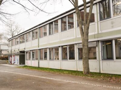 Der in die Jahre gekommene OFRA-Bau an der Fach- und Berufsoberschule Schweinfurt soll abgerissen und durch einen Neubau an Ort und Stelle ersetzt werden. Foto: Jennifer Tercanli/Landratsamt Schweinfurt