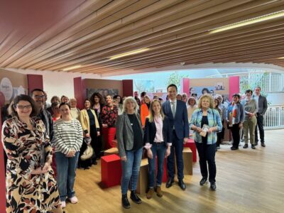 Die Ausstellung „FamilienBande“ ist noch bis 13. März im Landratsamt Schweinfurt zu sehen. Über die Eröffnung freuten sich (vorne, von rechts) Andrea Handwerker (Familienbildung Landratsamt), Landrat Florian Töpper, Christina von Kress-Karp (Familienbildung Stadt) und Monika Hofmann (Diakonie Schweinfurt) zusammen mit den Teilnehmerinnen und Teilnehmern des Netzwerktreffens Familienbildung von Stadt und Landkreis Schweinfurt. Links: Daniela Haupt, Leiterin Soziale Dienste 2 am Landratsamt. Foto: Andreas Lösch/Landratsamt Schweinfurt