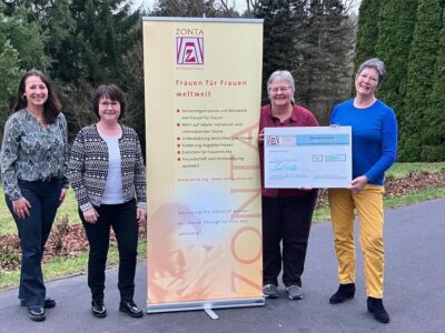 Den Zonta-Scheck in Höhe von 5.000 Euro überbrachten die Vereinsmitglieder (v.l.) Corina Büttner, stellv. Vorsitzende Maria Seiwert und Vorsitzende Franziska Bickel an die Leiterin der Beratungsstelle SOLWODI in Bad Kissingen, Renate Hofmann (zweite v.r.). Foto: Daniela Schwarz