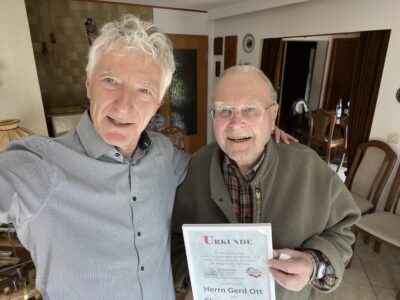 Der Vorsitzende Rüdiger Sontheimer übergibt die Urkunde der Ehrenmitgliedschaft an Gerd Ott Foto: Dieter Bauer