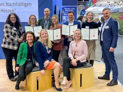 v.l.n.r. (hinten) Petra Schwing-Döring u. Ilka Schacht (Vulkanregion Vogelsberg Tourismus GmbH), Johannes Metz u. Nadine Flügel (Rhön GmbH – Gesellschaft für Tourismus und Markenmanagement), Philipp Borchardt (Lahntal), Franziska Weber u. Bernhard Mosbacher (Spessart Tourismus und Marketing GmbH). v.l.n.r. (vorne): Angela Giraldo (TourCert), Helena Jetses u. Yvonne Heider (TMH Tourismusmanagement Hessen UG); Foto: Stephanie Meinecke (Rhön GmbH)