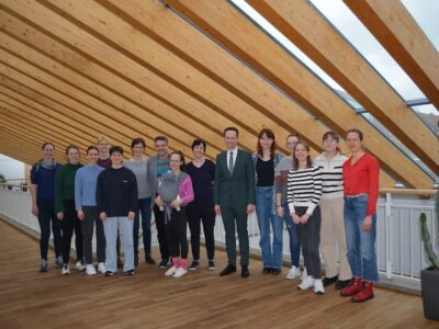 Zehn Medizinstudentinnen nehmen an der laufenden Aktion „Schweinfurter Praktikum Plus – Hausarzt im Grünen“ teil, auf dem Programm stand auch ein Besuch am Landratsamt Schweinfurt, wo sie von Landrat Florian Töpper (6. von rechts) begrüßt wurden. Links neben dem Landrat: Anja Lehmeyer von der Gesundheitsregionplus, Weiterbildungsassistentin Samira Runge, Dr. Jürgen Schott und Dr. Astrid Schott. Foto: Melina Bosbach/Landratsamt Schweinfurt