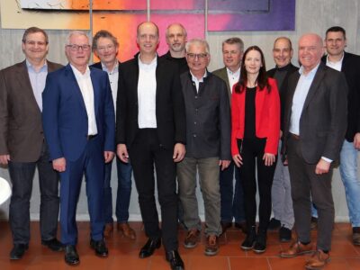 Feierstunde in Bad Neustadt (v. li.): Michael Wimmel (Schulleiter der Jakob- Preh-Schule), Norbert Klein (stv. Bürgermeister von Bad Neustadt), Prof. Dr. Ansgar Ackva (TTZ-Leiter), THWS-Präsident Prof. Dr. Dr. h. c. Robert Grebner, Prof. Dr. Henning Kasten, Prof. Dr. Bernhard Arndt, Prof. Dr. Joachim Kempkes, Katja Grohmann-Neunz (kaufm. Leitung), Prof. Dr. Jürgen Hartmann, Landrat Thomas Habermann und Dr. Jörg Geier (Abteilungsleiter Kreisentwicklung Landkreis Rhön-Grabfeld) (Foto: THWS/Eva Kaupp)