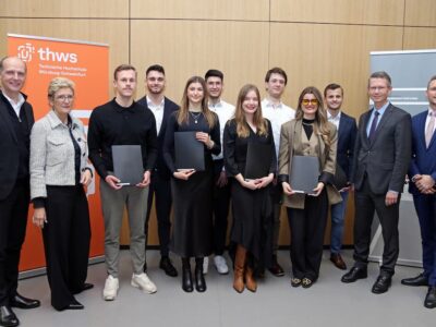 Gruppenbild mit den prämierten Absolventinnen und Absolventen (v. li.): Prof. Dr. Dr. h. c. Grebner (THWS-Präsident a. D.), Angelique Renkhoff-Mücke (Vorsitzende des Stiftungsrats), Silvan Renz, Simon Nagler, Luna Heuler, Luca Reininger, Annika Lotter, Stefan Volz, Louisa Wohlfahrt, Leon Winter, Schweinfurts Oberbürgermeister Sebastian Remelé und Festredner Dr. Michael Pausch (Senior Vice President R&D Industrial, Schaeffler Technologies) (Foto: THWS/Eva Kaupp)