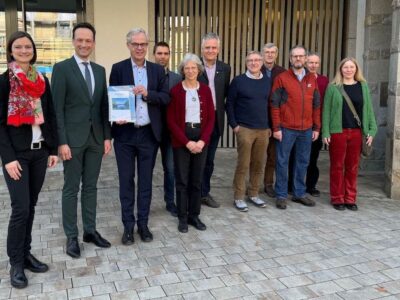 Die Naturschutzfachkartierung im Landkreis Schweinfurt ist abgeschlossen und liegt jetzt der Unteren Naturschutzbehörde vor. Darüber freuten sich (von links): Jana Mai (Abteilungsleiterin Umwelt und Bau), Landrat Florian Töpper, Christian Tausch (Landesamt für Umwelt), Philipp Keller (Leiter Naturschutzrecht am Landratsamt Schweinfurt), Carmen Liegl (Landesamt für Umwelt), Dr. Thomas Keller (Leiter Obere Naturschutzbehörde), Karl-Heinz Kolb (Naturschutzfachkraft Landratsamt), Gerhard Weniger (Naturschutzfachkraft Landratsamt), Dipl.-Biologe Jürgen Thein, Thomas Papp-Váry (Geschäftsführer Landschaftspflegeverband Landkreis Schweinfurt) und Dipl.-Biologin Josline Griese. Foto: Andreas Lösch/Landratsamt Schweinfurt