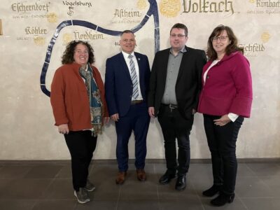 Der neue Geschäftsstellenleiter der VG Volkach, Dominik Lavinger (2.v.r.), wurde offiziell in sein Amt ein- geführt. Die besten Wünsche für eine gute Zusammenarbeit überbrachten ihm die drei Bürgermeis- ter/innen von Nordheim, Sommerach und Volkach, Sibylle Säger (rechts), Elisabeth Drescher (links) und Heiko Bäuerlein. Foto: Katja Eden