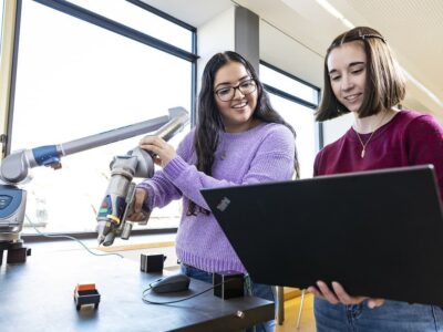 Selbst Hand anlegen – bei einem praxisorientierten Studium wie „Angewandte Mathematik“ an der THWS ist das garantiert (Foto: Stefan Bausewein)