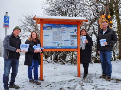 Neue Starttafel und Loipenbeschilderung auf dem Ellenbogen. v. l. n. r. Rolf Köhler (Neue Arbeit Thüringen e. V.), Nadja Thürbeck (UNESCO-Biosphärenreservat Rhön – Thüringer Verwaltung), Regina Filler (Rhönforum e. V.), Erik Thürmer (Verwaltungsgemeinschaft Hohe Rhön) / Foto: Nadine Arnrich