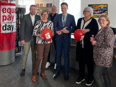 Das Foto zeigt eine Aktion zum EqualPay-Day in der Bibliothek in Schonungen von links: Bürgermeister Stefan Rottmann, die Gleichstellungsbeauftragte Schonungens Beate Wolker, 2. Bürgermeister Jürgen Geist, Landrat Florian Töpper, die Gleichstellungsbeauftragte des Landkreises Ute Suckfüll und Bibliotheksleiterin Cornelia Walter. (Foto Jule Köblitz)