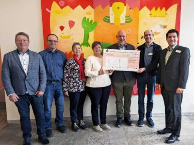 Die Vertreter der Sömmersdorfer Vereine Peter Keller, Thomas Keller (SV Sömmersdorf), Susanne Mergenthal (Fränkische Passionsspiele) und Sabine Nöth (Heimatkapelle) übergeben den Scheck an Stefan Stapf (1. Vorsitzender Förderverein), PD Dr. med. Wolfgang Briegel (Chefarzt KJP) und Sebastian Güldner (kaufmännischer Leiter Leopoldina—Krankenhaus). Foto: Julia Schüler