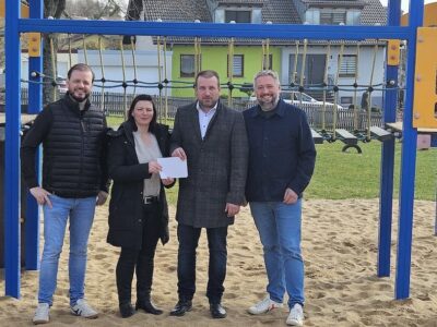 Das Foto zeigt bei der Spendenübergabe von links Gemeinderat Sebastian Lösch, Nicole Hümpfer, Bürgermeister Stefan Rottmann und Gemeinderat Alexander Geyer. Foto Jack Dietrich