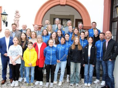 Es ist schöne Tradition, dass die Stadt Volkach jährlich verdiente Sportlerinnen und Sportler zu ihren Erfolgen gratuliert und mit Urkunden und Geschenken würdigt. So fand am Sonntag die Sportlerehrung im Schelfenhaus in Volkach statt und bescherte strahlende Gesichter. Unser Foto entstand im Innenhof des Schelfenhauses und zeigt Volkachs Ersten Bürgermeister Heiko Bäuerlein (vorne, 2. Reihe, links) und Sportreferent Stephan Dinkel (dahinter) zusammen mit den erfolgreichen Athletinnen und Athleten. Foto: Peter Pfannes