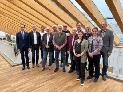 Landrat Florian Töpper, Ralf Herre (von links) und weitere Verwaltungsmitarbeitende begrüßten die Beauftragten für die Belange von Menschen mit Behinderung aus verschiedenen Landkreisgemeinden am Landratsamt Schweinfurt. Foto: Andreas Lösch/Landratsamt Schweinfurt