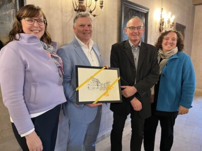 Gerhard Wagenhäuser geht nach über 45 Jahren im öffentlichen Dienst in die Altersteilzeit. In einer besonderen Feierstunde im Schelfenhaus würdigten die Bürgermeister/innen der VG Volkach die vielfältigen Leistungen des beliebten Geschäftsstellenleiters ebenso wie Personalrat und Kolleginnen und Kollegen. Unser Foto zeigt v.l.: 1. Bürgermeisterin von Nordheim, Sibylle Säger, 1. Bürgermeister von Volkach, Heiko Bäuerlein, der scheidende Geschäftsstellenleiter Gerhard Wagenhäuser und die 1. Bürgermeisterin von Sommerach, Elisabeth Drescher. Foto: Katja Eden