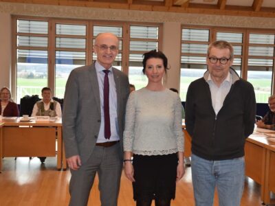 Bei einem Seminar im Landratsamt Haßberge wurden die Teilnehmer fit gemacht für die Aufgaben der Seniorenvertretung. Unser Bild zeigt (von links) Landrat Wilhelm Schneider, Koordinatorin Melinda Dorosch und den Referenten Erwin Siebert von der Seniorenakademie Bayern. Foto: Moni Göhr/Landratsamt Haßber
