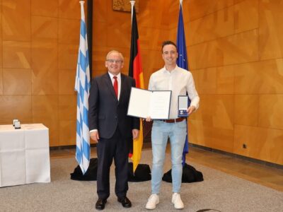 Regierungspräsident Dr. Eugen Ehmann (links) überreichte die Christophorus-Medaille an Sebastian Pfister (rechts). Fotos: Nicolas Rupp/Regierung von Unterfranken