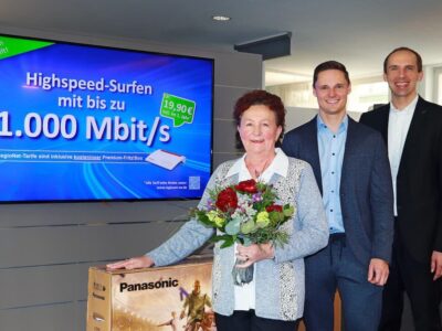 im Bild (v. l. n. r.): Gewinnerin Frau Nadeschda Dudko, Andreas Göb, Prokurist, Tobias Volk, Projektleiter Glasfaserausbau Bildquelle: Stadtwerke Schweinfurt GmbH, Stefan Saffert