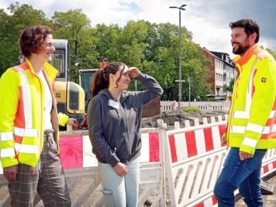 im Bild (v. l. n. r.): Anna-Sarah Ockert, Abteilungsleiterin im Bereich Technik, Mia Sejnowski, Teilnehmerin am Girls' Day, Martin Regner, Projektsteuerung, bei der Besichtigung einer Baustelle am Schelmsrasen Bildquelle: Stadtwerke Schweinfurt GmbH, Stefan Saffert