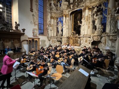 Unser Foto entstand während der Gitarren-Serenade der Musikschule Volkacher Mainschleife in der Kartause Astheim. Foto: Theresa Romes