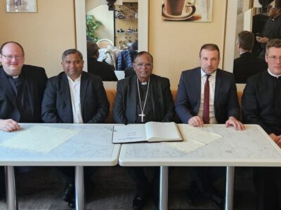 Das Foto zeigt von links Diakon Frank Menig, Pfarrer Stephen Kulandai, Bischof Lourdu Anandam, Bürgermeister Stefan Rottmann und Pfarrer Dr. Eugen Daigeler. Foto Maria Helbig