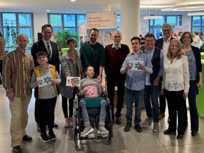 Ausstellungseröffnung und Preisverleihung im Landratsamt mit (von links) René Niedoba und Can Schmitt (2. Platz Fotowettbewerb), Landrat Florian Töpper, Denise und Alexander Saal mit Tochter Ayla Siri (1. Platz Fotowettbewerb), Rudolf Diener und Maximilian Cronau (3. Platz Fotowettbewerb), Christoph Hoffmann (Vorsitzender der Bayrischen Sport Jugend Würzburg), Ralf Herre (Beauftragter für die Belange von Menschen mit Behinderung am Landratsamt Schweinfurt), Rita Weber (Offene Hilfen Lebenshilfe Schweinfurt) und Anne Königsmann (Servicestelle Ehrenamt am Landratsamt Schweinfurt). Foto: Andreas Lösch/Landratsamt Schweinfurt