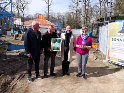Im Bild v.l.n.r.: Wildparkleiter Thomas Leier, Wolf-Peter Moritz, Baureferent Ralf Brettin und Birgit Moritz Foto: Sandra Bernadett Grätsch