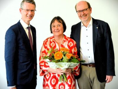 v.r.n.l: Oberbürgermeister Sebastian Remelé, Birgit Mühler sowie Dr. Johannes Mühler. Foto: Veit Oertel