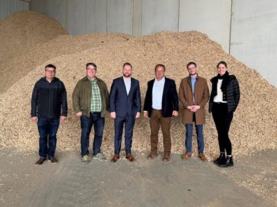 Vor dem Biomasse-Kraftwerk v.l.n.r.: Christoph Schlötterer und Markus Blum (beide Inhaber blumquadrat GmbH), MdB Markus Hümpfer, Geschäftsführer Naturenergie GmbH Thomas Schmidmeier, Stefan Hofherr und Anna-Marlen Vöcking (Schmidmeier Naturenergie GmbH)