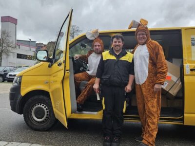 Das Foto zeigt von links Bürgermeister Stefan Rottmann sowie 2. Bürgermeister und Jugendbeauftragter Jürgen Geist bei der Ferienspaßaktion am Pflegeheim in Schonungen. (Foto Elisabeth Noll)