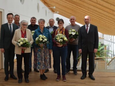 Im Bild, von links, vordere Reihe: Landrat Florian Töpper, Gabriele Seuffert, Maria-Anna Haupt, Teresa Schmitt, Personalratsvorsitzender Hebert Memmel; hintere Reihe, Karl Kraus, Lorenz Reichert, Werner Holzapfel, Berthold Krebs. Foto: Melina Bosbach/Landratsamt Schweinfurt