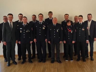 Das Foto zeigt von links Kreisbrandrat Holger Strunk, Landrat Florian Töpper, Kreisbrandinspektor Florian Zippel, Kreisbrandmeister Thomas Eberl, Günter Schleicher, Sebastian Hebbeler, Ulrich Römmelt, Friedbert Mitesser, Thoams Schmitt, Barbara Spahn, 3. Bürgermeister Bernd Götzendörfer, Christian Lindner und Bürgermeister Stefan Rottmann. (Foto Noah Distler)