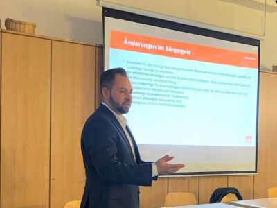 Der Bundestagsabgeordnete Markus Hümpfer informierte im AWO-Heim Gochsheimer Bürgerinnen und Bürger über die Änderungen, Foto: Holger Schmitt