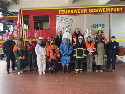 Girls‘Day auf der Feuerwache Im Bild von links: Daniel Hüttinger, Brandmeister, die teilnehmenden Schülerinnen sowie Edith Schmidtke von der Freiwilligen Feuerwehr Schweinfurt Bild: Fabian Lenhart, Stadt Schweinfurt
