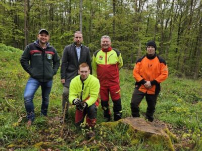 Das Foto zeigt bei der Pflanzung der Griechischen Tanne von links Revierförster Lukas Haftner, Bürgermeister Stefan Rottmann, vorne Kenny Schmitt, Forsttechniker Thomas Helmschrott und Nino Puhalo. (Foto Hermann Dietz)