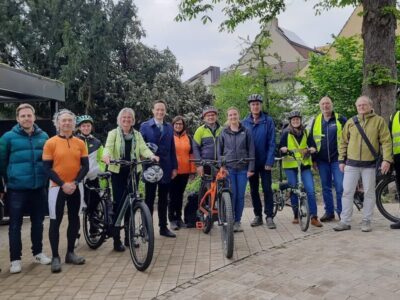Im Bild: Landrat Florian Töpper gemeinsam mit dem Bereisungsteam für den Landkreis Schweinfurt. Foto: Melina Bosbach/Landratsamt Schweinfurt
