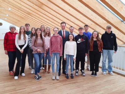 Im Bild: Insgesamt 12 Schülerinnen und Schüler konnten dieses Jahr in vielfältige Berufe am Landratsamt Schweinfurt reinschnuppern. Landrat Florian Töpper (mittig) begrüßte sie gemeinsam mit Gleichstellungsbeauftragte Ute Suckfüll (1. von links) und den Ausbildungsbeauftragten Laura Unsleber (vorne, 1. von links) und Fabian Kamm (hintere Reihe, 2. von rechts). Foto: Melina Bosbach/Landratsamt Schweinfurt