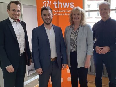 Von links: THWS-Präsident Prof. Dr. Jean Meyer begrüßt den neuen Nachwuchsprofessor Dr. Tobias Fertig gemeinsam mit den ProPere-Verantwortlichen Prof. Dr. Gabriele Saueressig und Prof. Dr. Axel Bialek (Foto: THWS/Angela Kreipl)