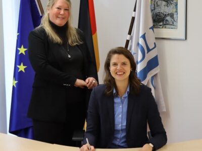 links: Sonja Weigler, Gleichstellungsbeauftragte beim Hauptzollamt Schweinfurt rechts: Regierungsdirektorin Franziska Schubert, Leiterin des Hauptzollamts Schweinfurt Bildquelle: Hauptzollamt Schweinfurt