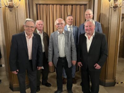 Die Stadt Volkach würdigt das jahrzehntelanges, ehrenamtliches Wirken von verdienten Volkacher und zeichnete diese in einer Feierstunde mit der silbernen Stadtplakette und Urkunden aus. Unser Foto zeigt v.l. Fred Binzenhöfer, Helmut Bauer, Wolfgang Schmiedel, 1. Bürgermeister Heiko Bäuerlein, Rainer Sauer und Hermann Voit. Foto: Katja Eden