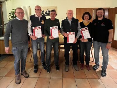 Die Geehrten v.l.n.r: Clemens Laugsch (2. Vorstand), Peter Halbig, Thomas Kress, Rudolph Vollmuth, Christel Vollmuth, Christian Lutz (1. Vorstand) Es fehlen: Maria Halbig, Bärbel Muck, Günter Muck Bild: Sabrina Lutz