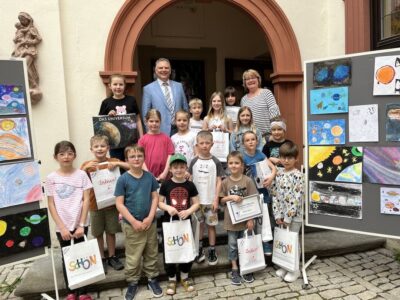 Unser Foto zeigt Volkachs Ersten Bürgermeister Heiko Bäuerlein zusammen mit der Leiterin der Stadtbibliothek, Claudia Binzenhöfer, im Kreis der Mädchen und Jungen, die sich am Malwettbewerb beteiligt hatten, aus Termingründen konnten nicht alle zur Feierstunde ins Schelfenhaus kommen. Foto: Katja Eden